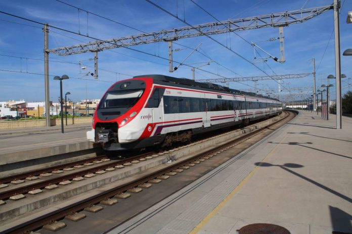 Trenes circulando por distintas estaciones y apeaderos de la provincia de Cádiz