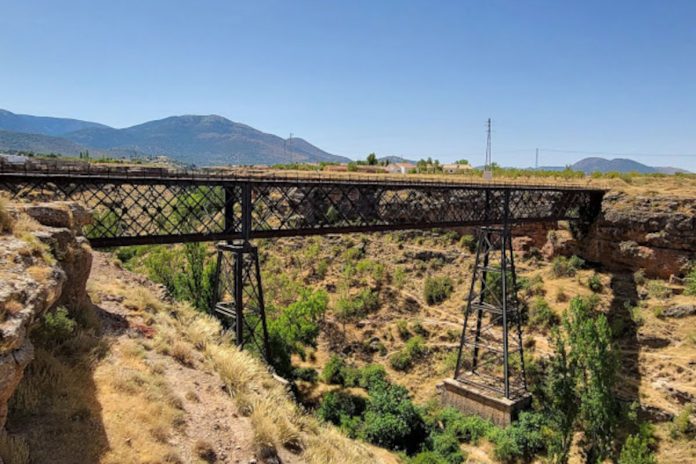 puente ferroviario de hierro de Baúl