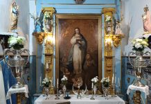 Un altar entre puestos un altar entre puestos