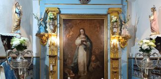 un altar entre puestos