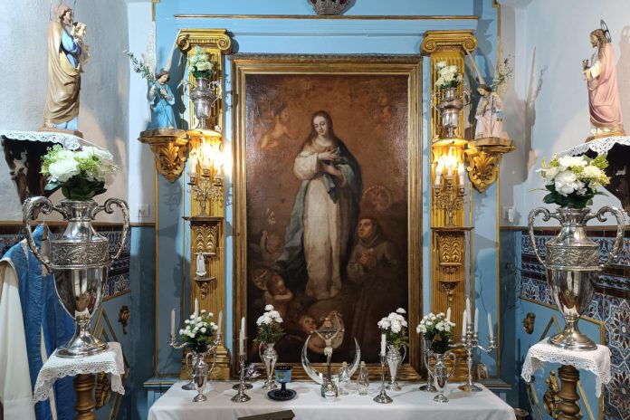 un altar entre puestos