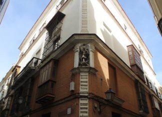 Escultura del Arcángel en la calle San Miguel: una joya del patrimonio gaditano arcángel San Miguel de Cádiz
