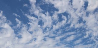 un paisaje de nubes recortada en un cielo azul
