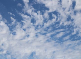 Capturando una perspectiva diferente con mi cámara un paisaje de nubes recortada en un cielo azul