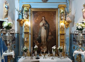 Un altar entre puestos un altar entre puestos