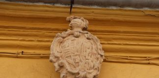 Dinteles que hablan IHS en piedra portuense