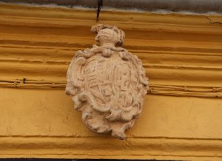 Dinteles que hablan IHS en piedra portuense